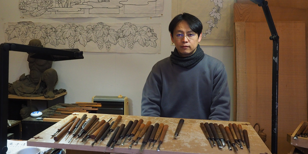 Wood carving artist / Tsutomu Iwasaki